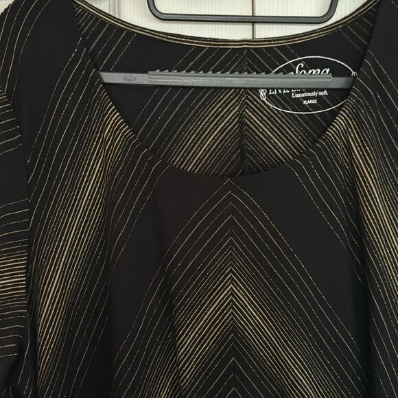 Soma Dark black & gold metallic  Chevron 3/4 Sleeve sharkbite  Top - Picture 8 of 8
